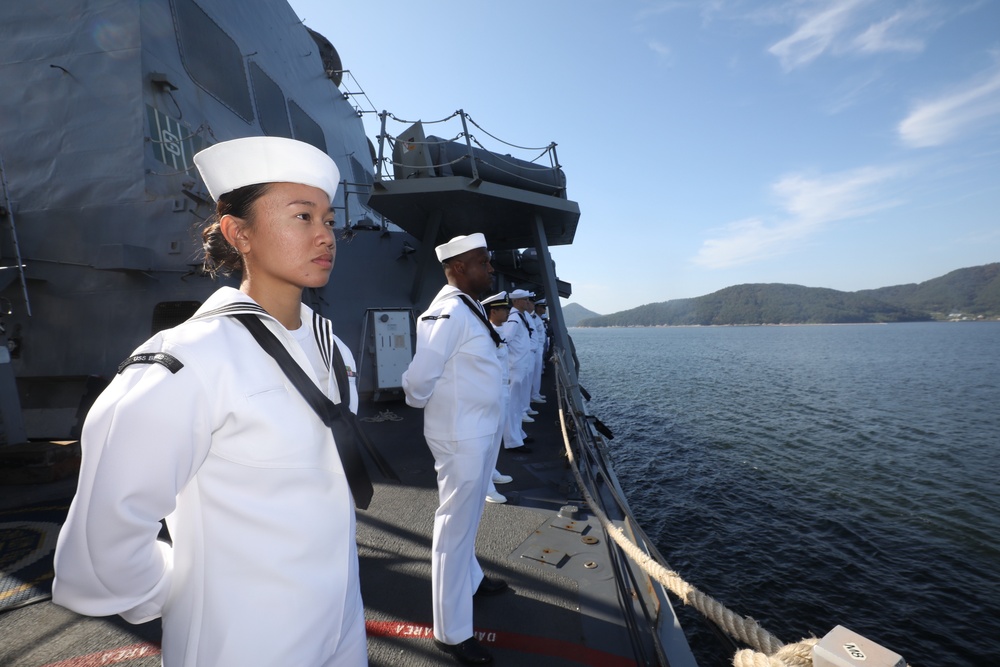 Benfold Sailors Man the Rails