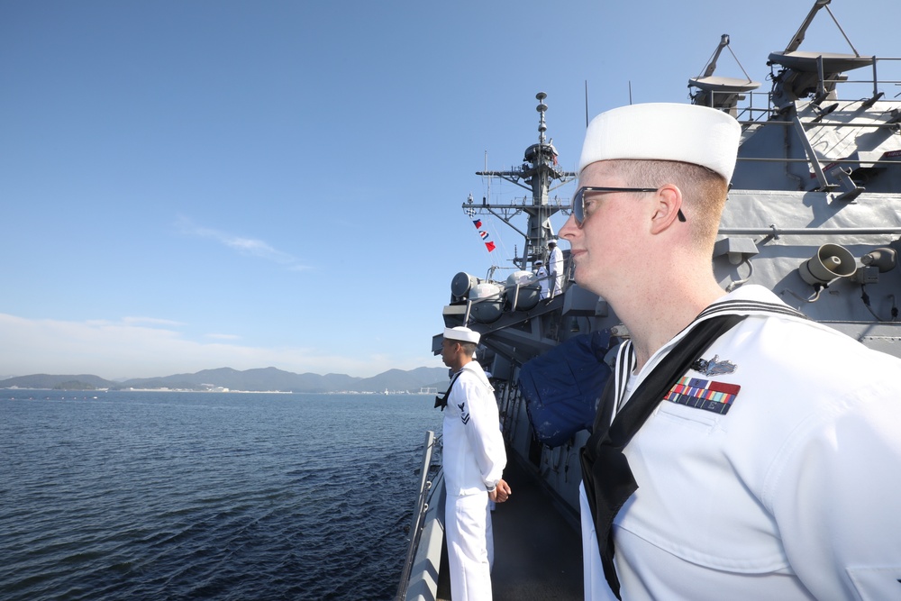 Benfold Sailors Man the Rails