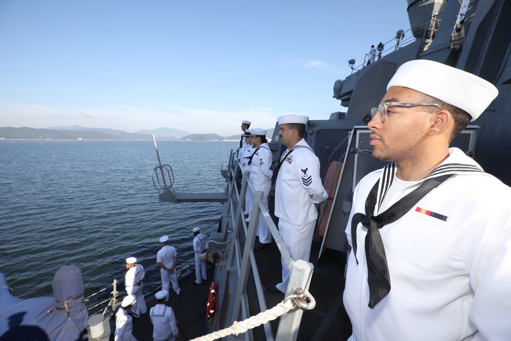 Benfold Sailors Man the Rails