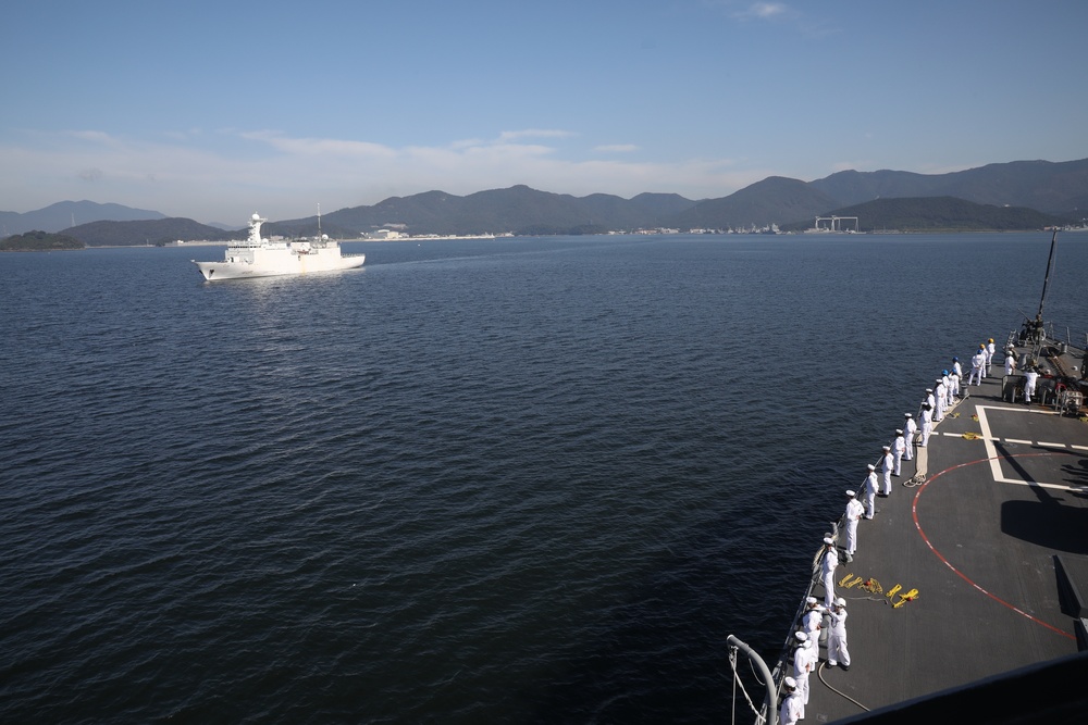 Benfold Sailors Man the Rails