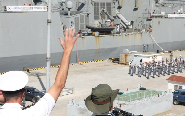 Republic of Korea Sailors Welcome Benfold