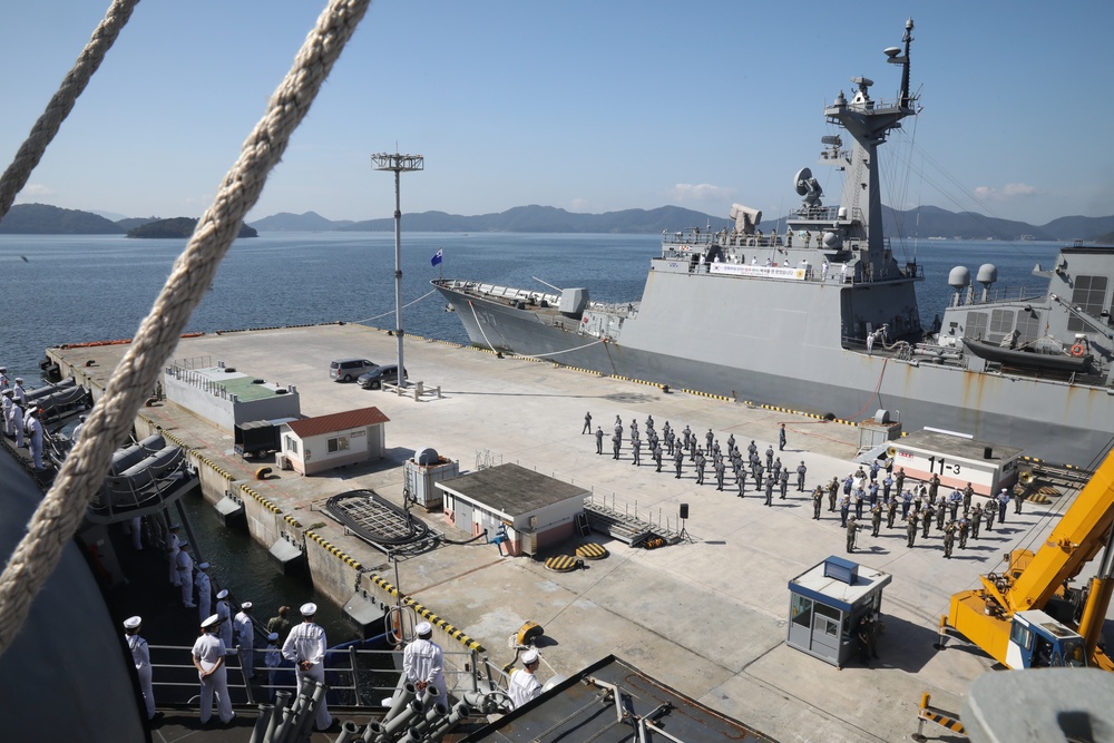 Benfold Sailors Man the Rails