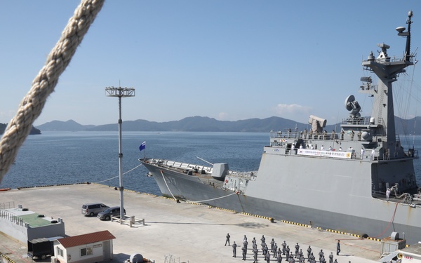 Benfold Sailors Man the Rails