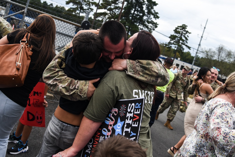 First group of Task Force Red Dragon Soldiers returns to Virginia