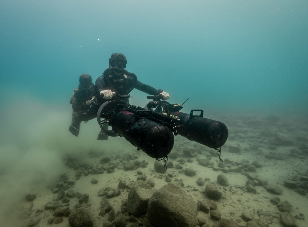 Naval Special Warfare Divers train at altitude