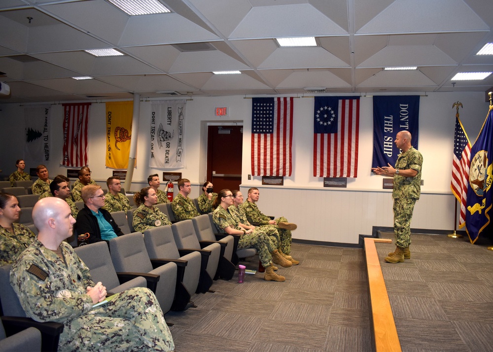 Fleet Forces Deputy Commander visits NIWDC