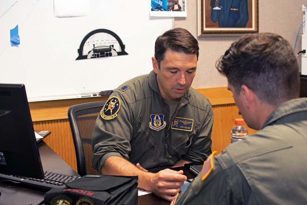 T-6 Pilot reaches aviation milestone: 5,000 Flying Hours