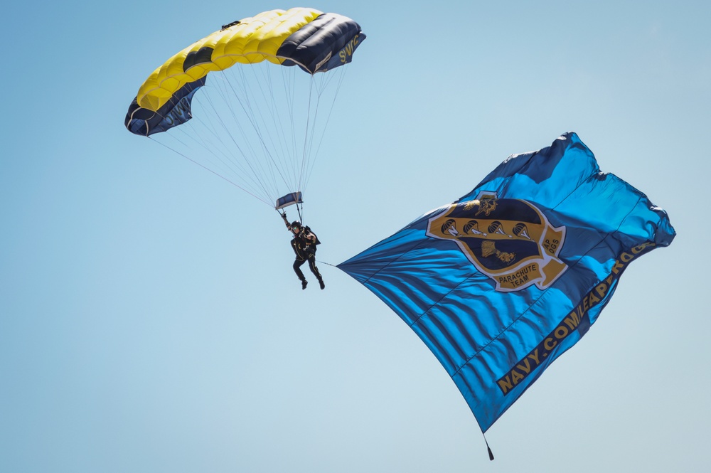 DVIDS - Images - Miramar 2022 Airshow: Leap Frogs 9/23 [Image 1 of 5]