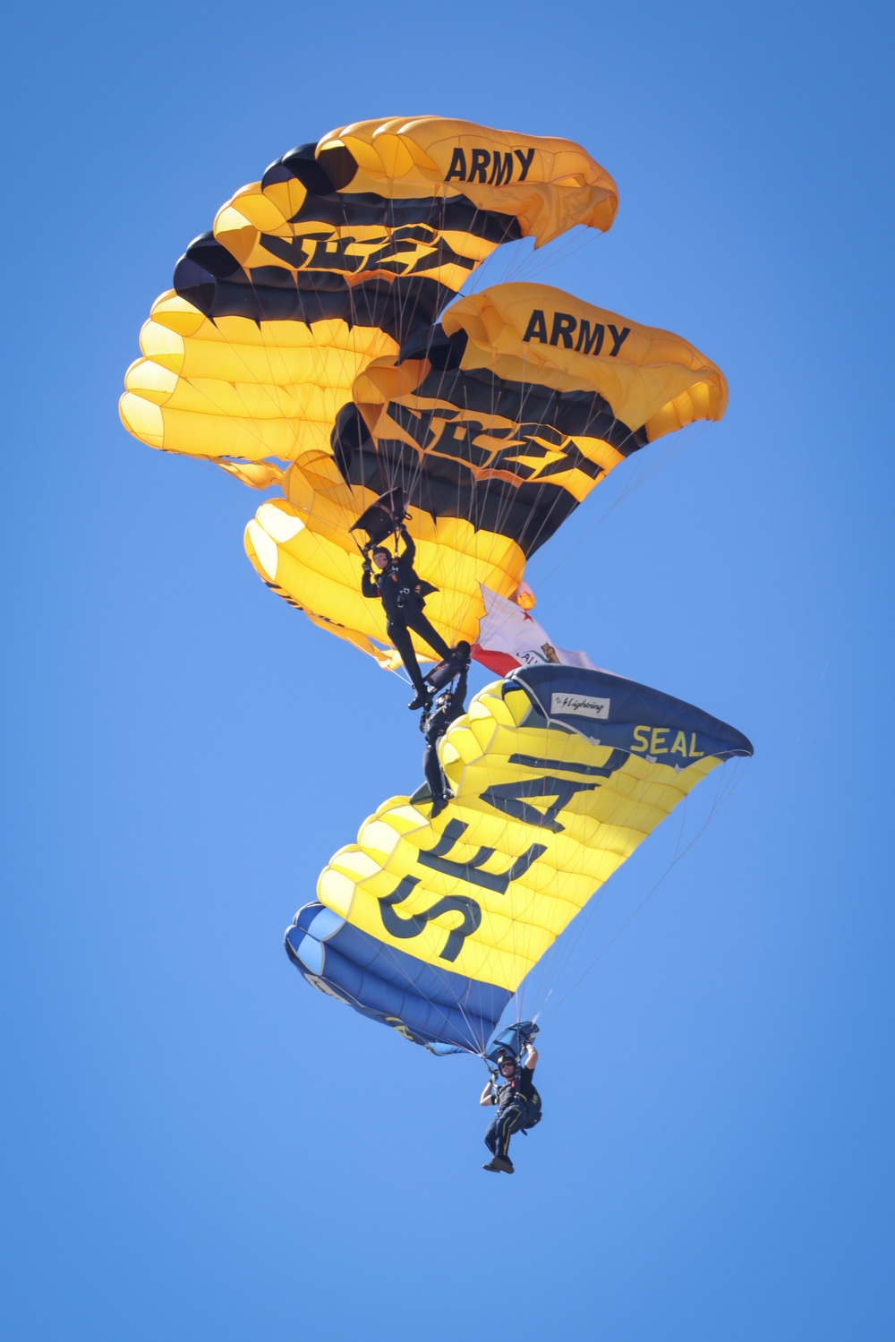 Miramar 2022 Airshow: Golden Knights/Leap Frogs 9/23