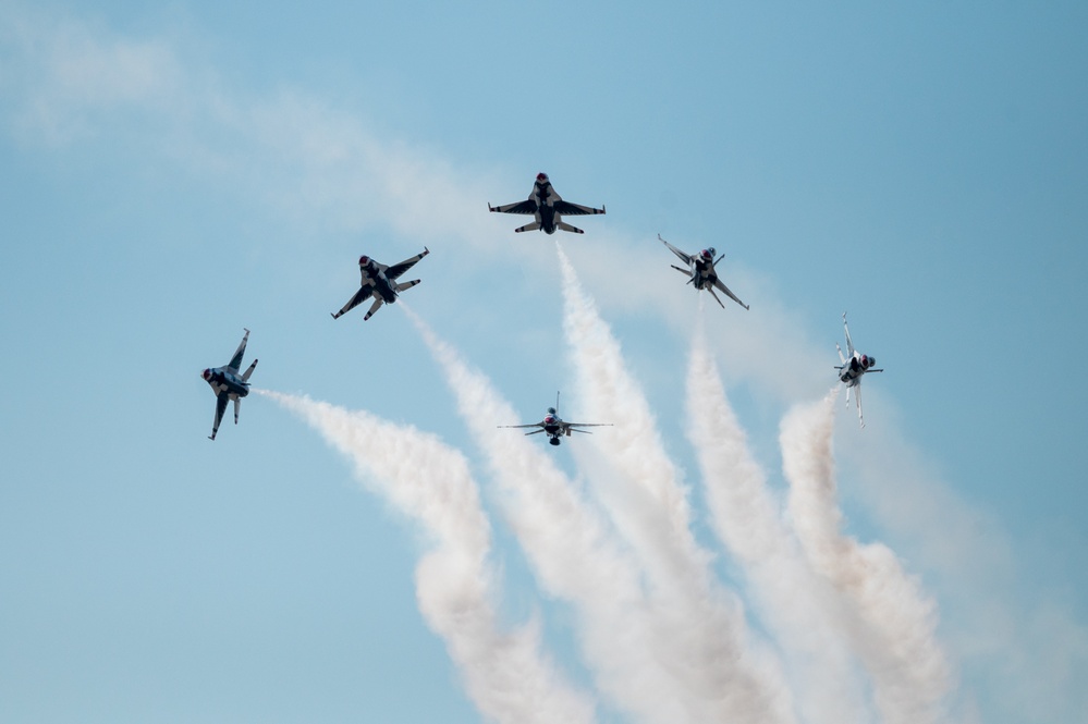 Thunderbirds perform at McConnell's Frontiers in Flight