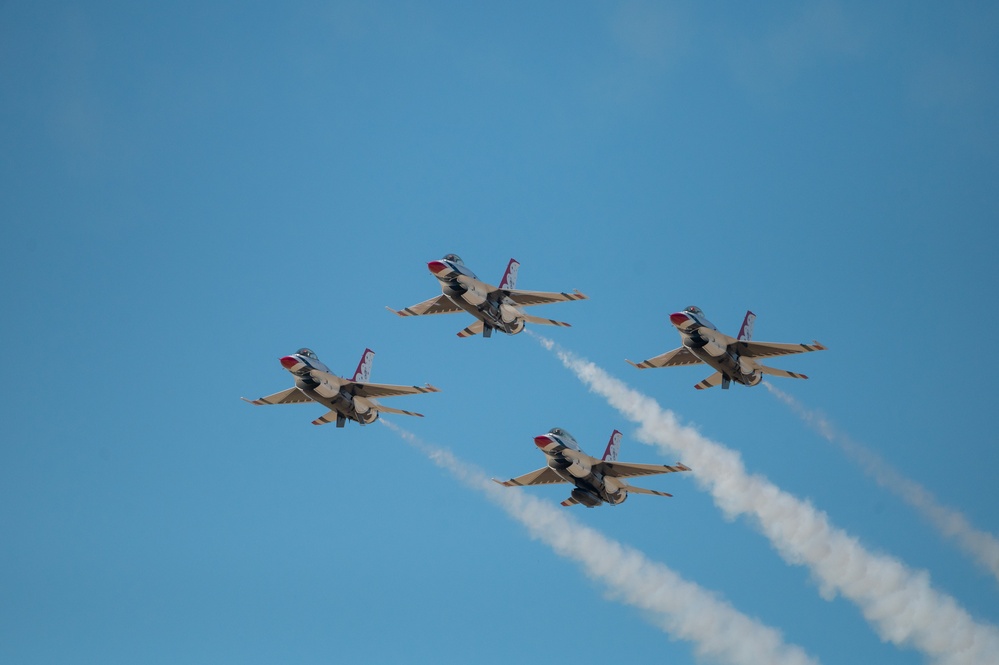 Thunderbirds perform at McConnell's Frontiers in Flight