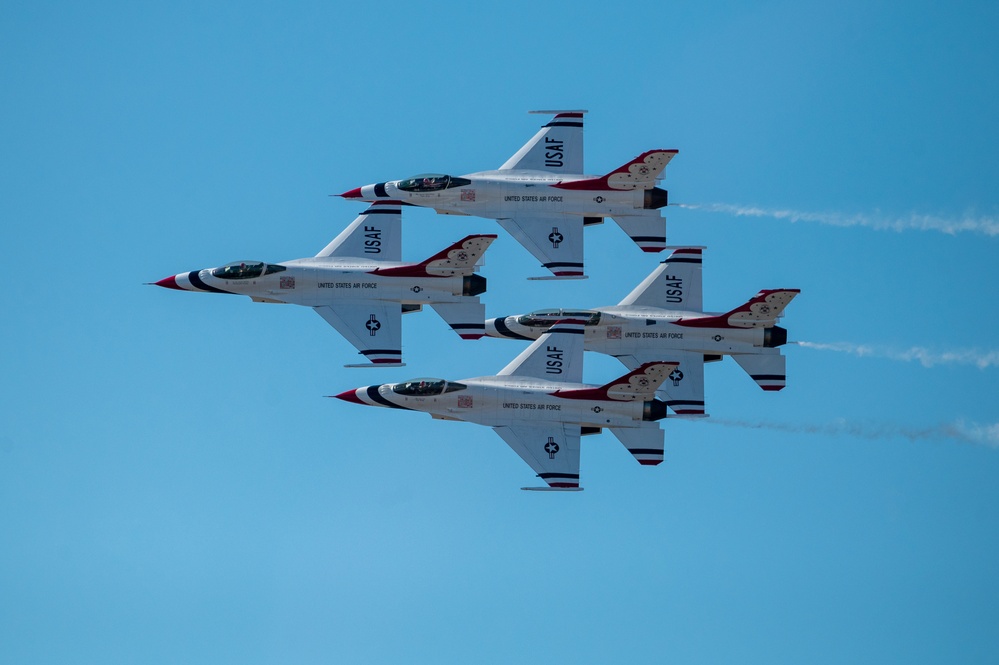 Thunderbirds perform at McConnell's Frontiers in Flight