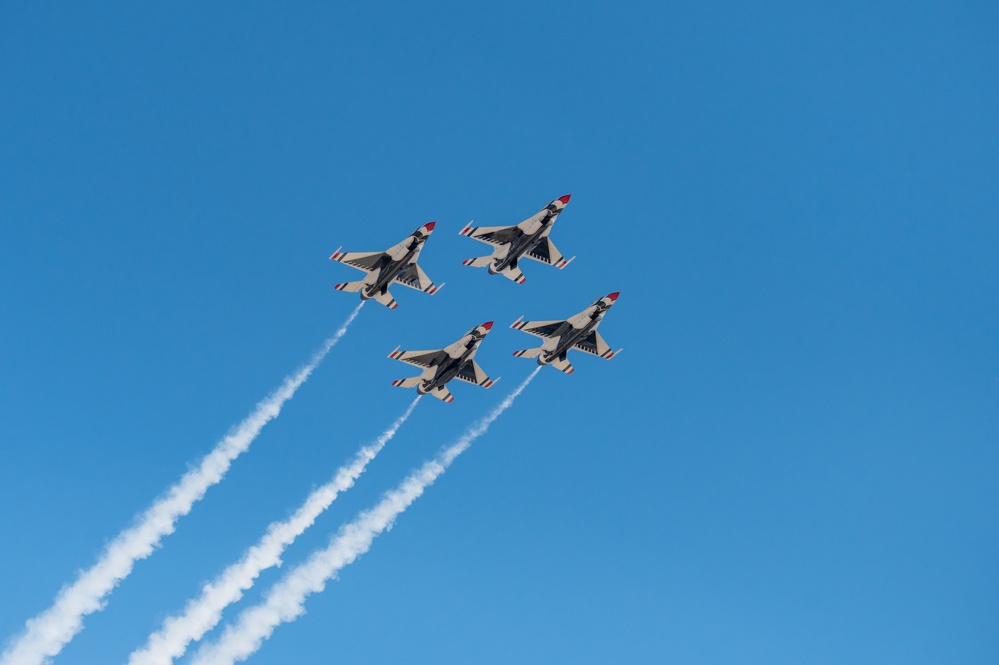 Thunderbirds perform at McConnell's Frontiers in Flight