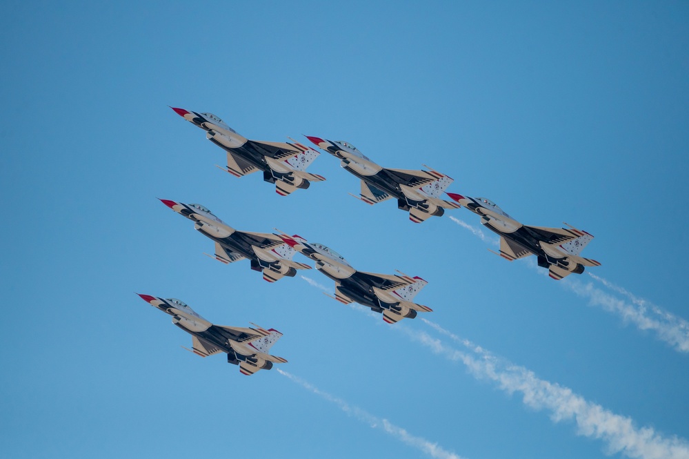 Thunderbirds perform at McConnell's Frontiers in Flight