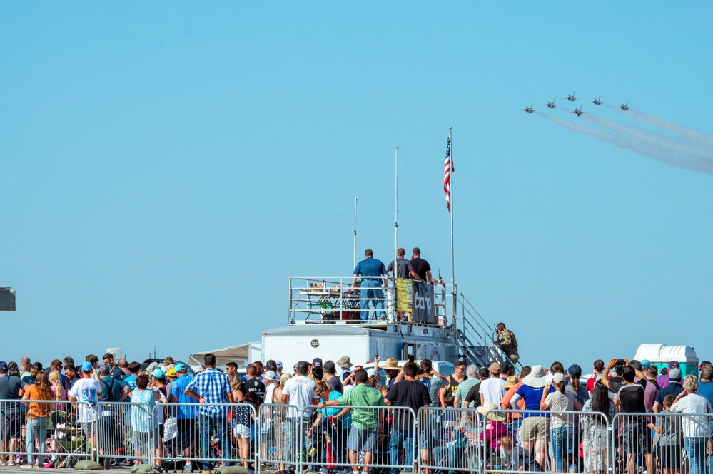 Thunderbirds perform at McConnell's Frontiers in Flight