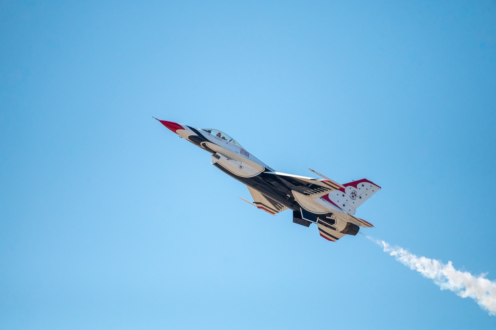 Thunderbirds perform at McConnell's Frontiers in Flight