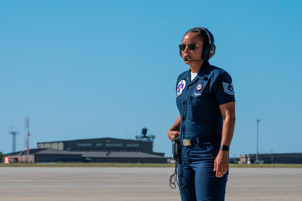 Thunderbirds perform at McConnell's Frontiers in Flight