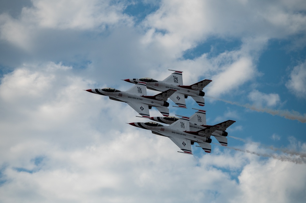 Thunderbirds perform at McConnell's Frontiers in Flight