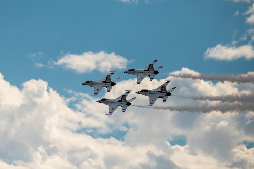 Thunderbirds perform at McConnell's Frontiers in Flight