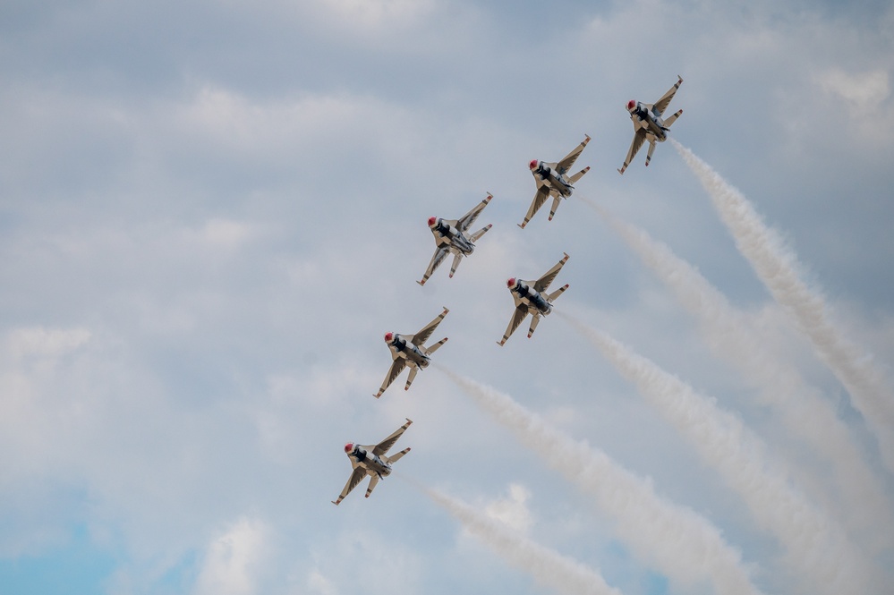 Thunderbirds perform at McConnell's Frontiers in Flight