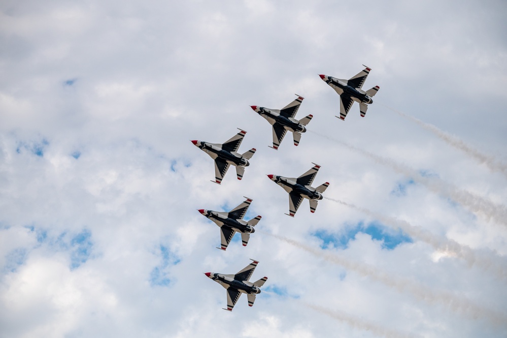 Thunderbirds perform at McConnell's Frontiers in Flight