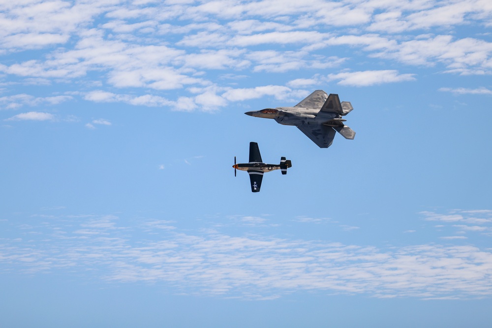 Miramar Airshow 2022: F-22 Raptor/P51 D