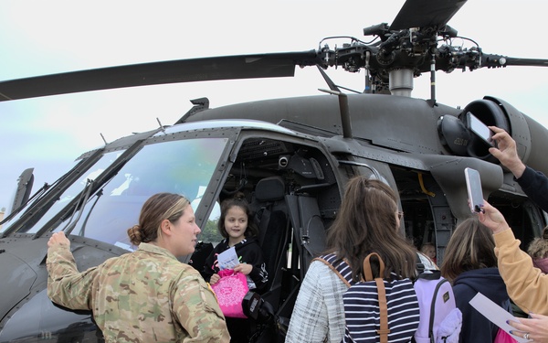 ILNG Pilots participate in &quot;Girls in Aviation Day&quot;