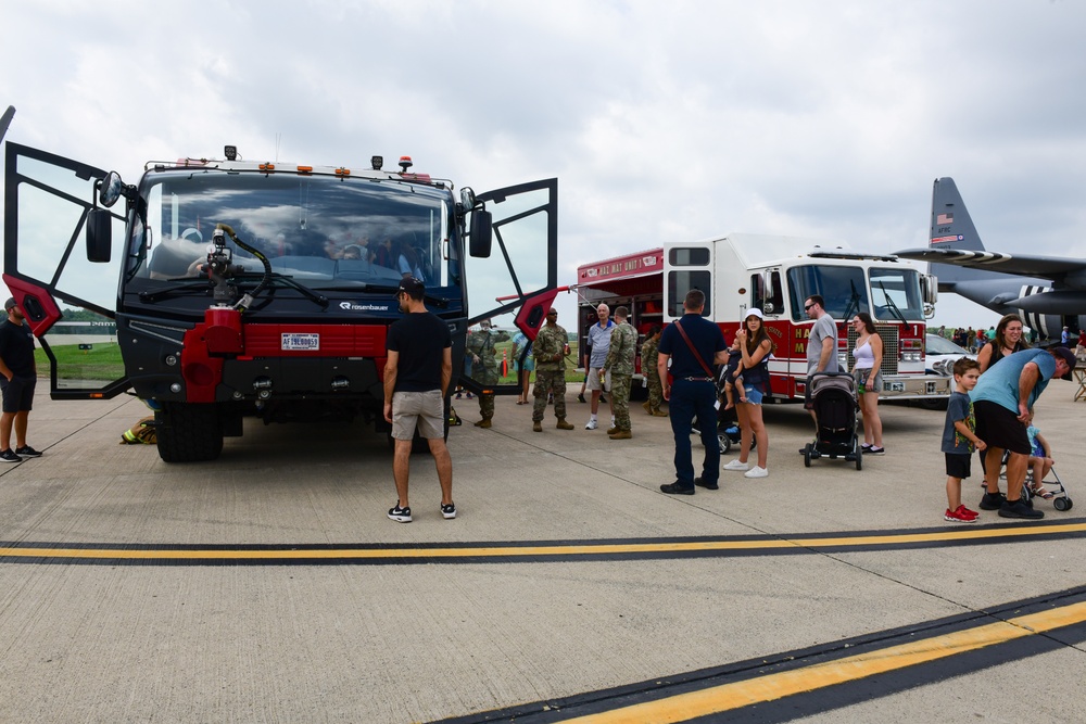 910th taxis in to Wings and Wheels event