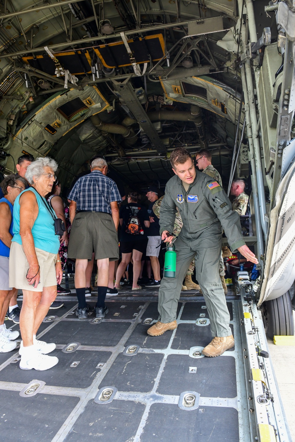 910th taxis in to Wings and Wheels event
