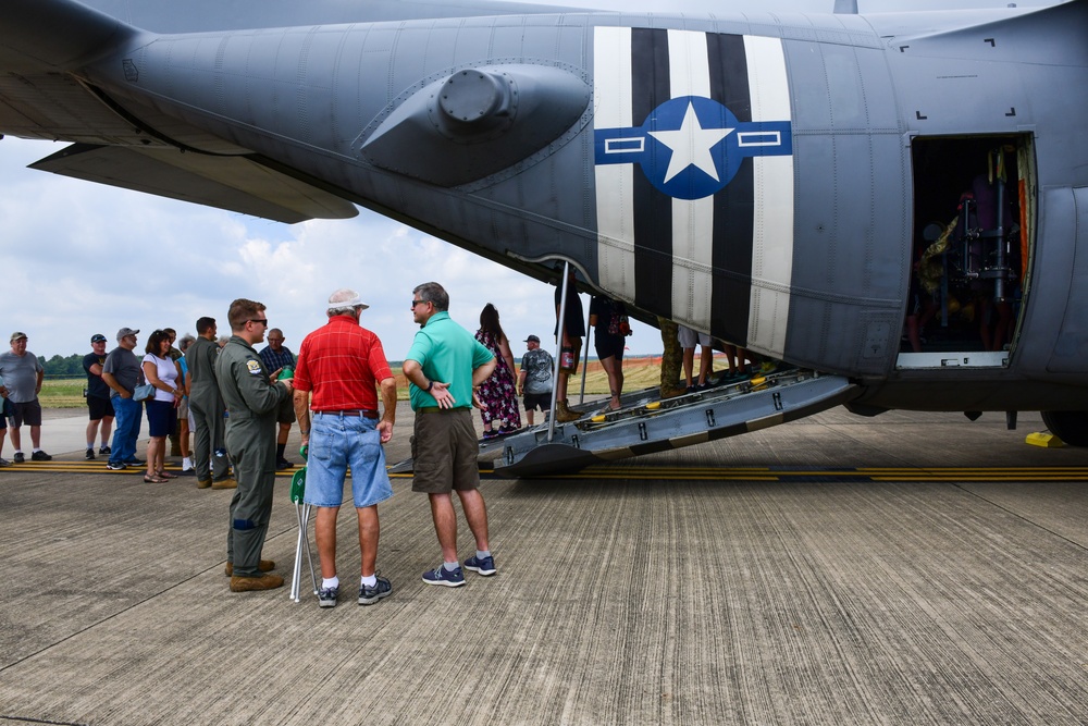 910th taxis in to Wings and Wheels event