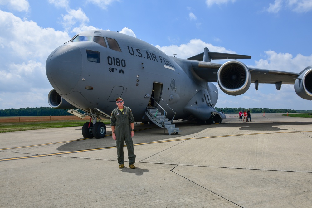 910th taxis in to Wings and Wheels event