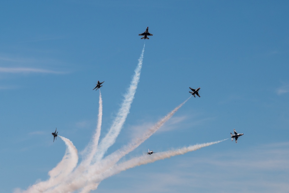 Thunderbirds perform at McConnell's Frontiers in Flight