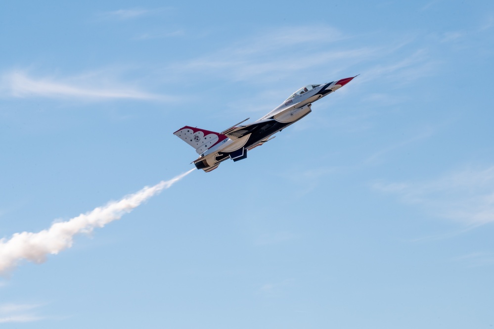 Thunderbirds perform at McConnell's Frontiers in Flight