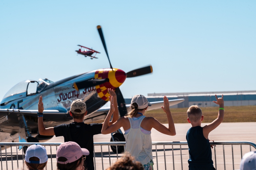 Thunderbirds perform at McConnell's Frontiers in Flight