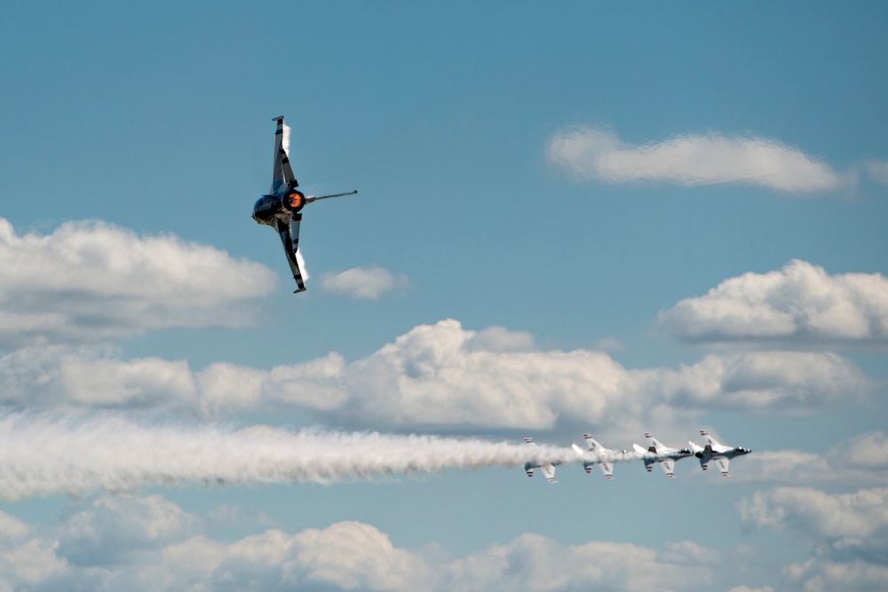 Thunderbirds headline KC Air Show