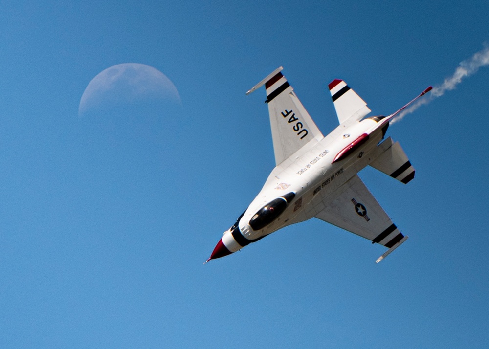 DVIDS Images Thunderbirds headline KC Air Show [Image 4 of 20]