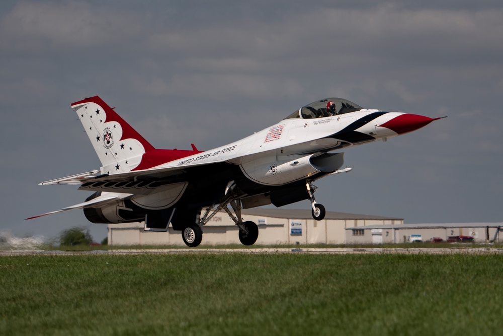 Thunderbirds headline KC Air Show