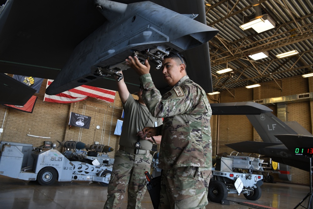 944th Fighter Wing loads weapons on F-35