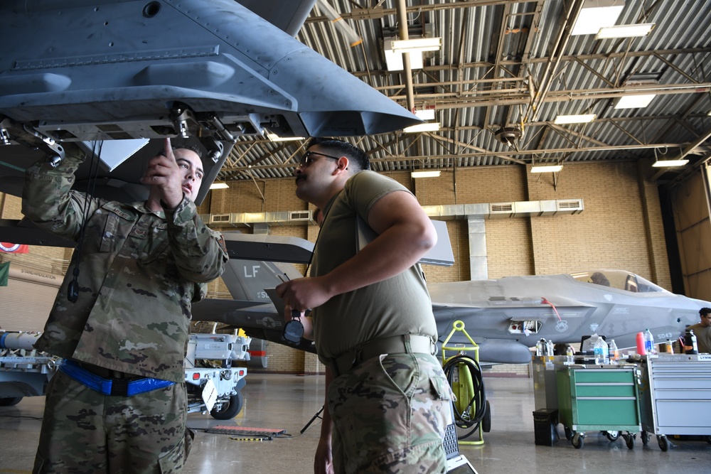 944th Fighter Wing loads weapons on F-35