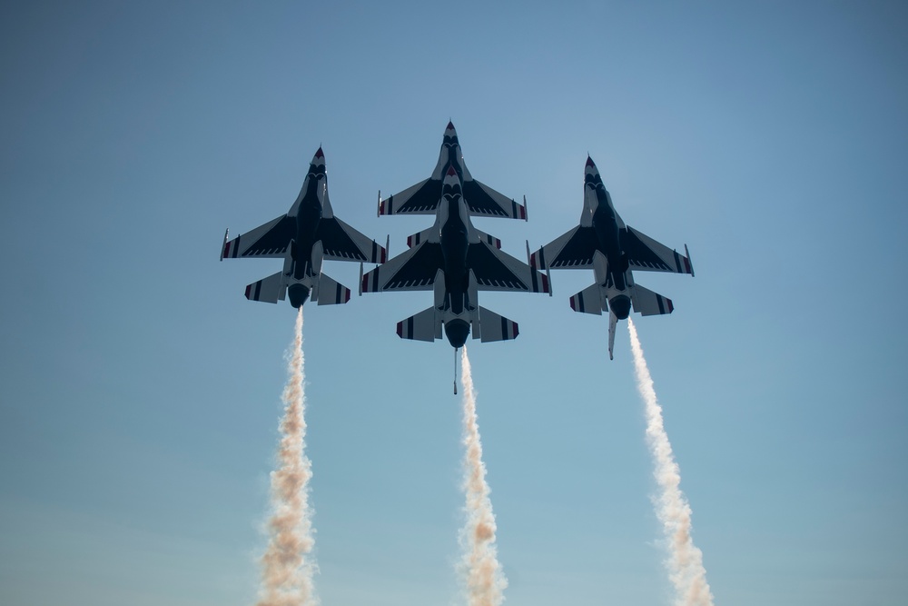 Thunderbirds rock Airshow London
