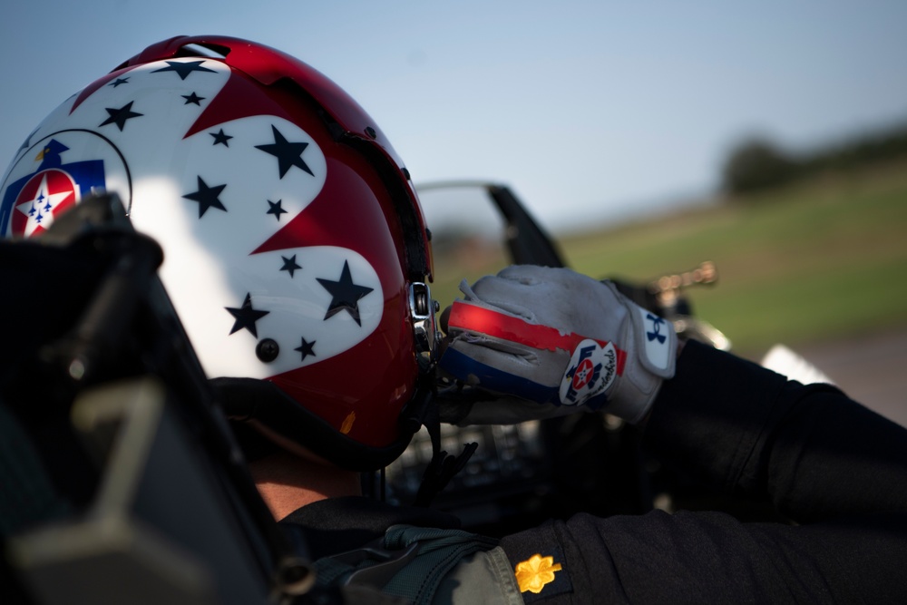 Thunderbirds rock Airshow London