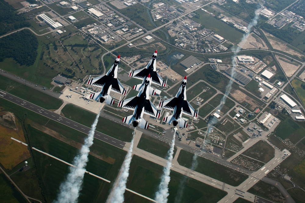 Thunderbirds rock Airshow London