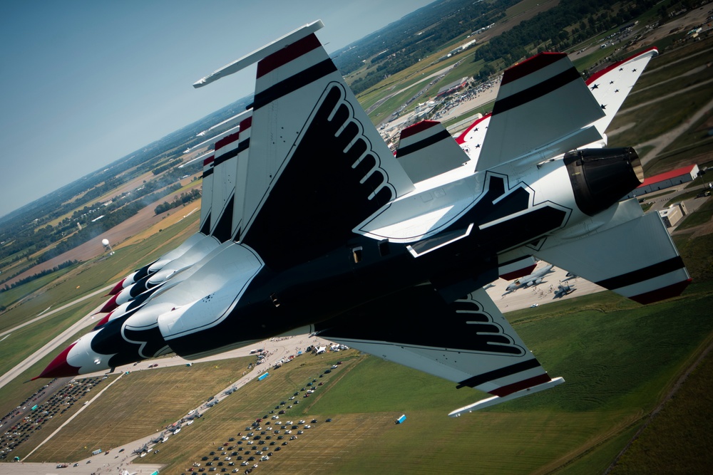Thunderbirds rock Airshow London