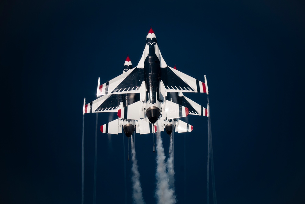 Thunderbirds rock Airshow London