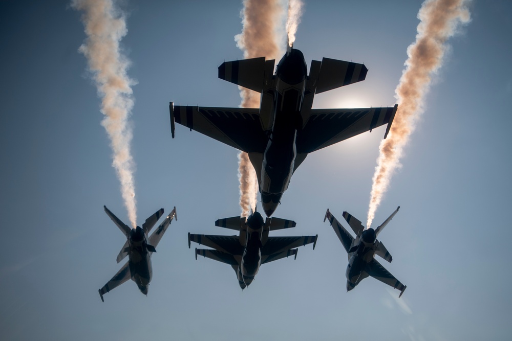 Thunderbirds rock Airshow London