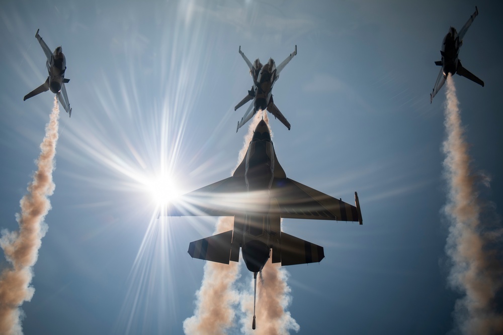 Thunderbirds rock Airshow London
