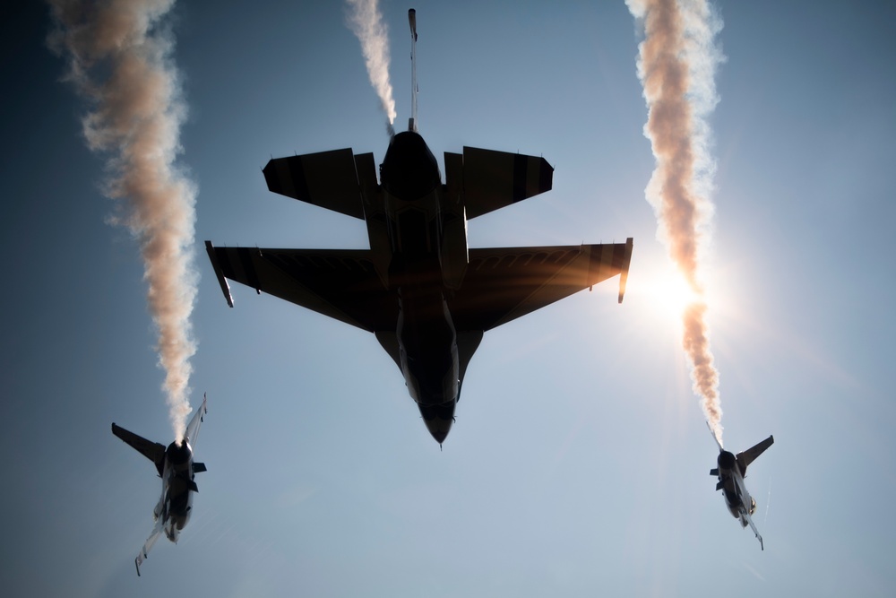 Thunderbirds rock Airshow London