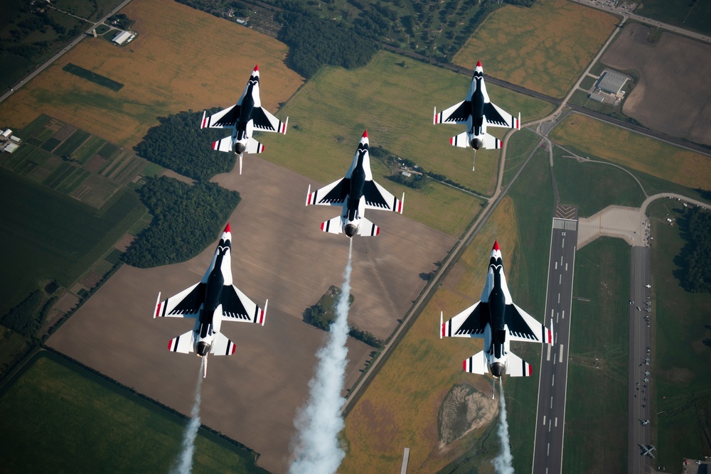 Thunderbirds rock Airshow London