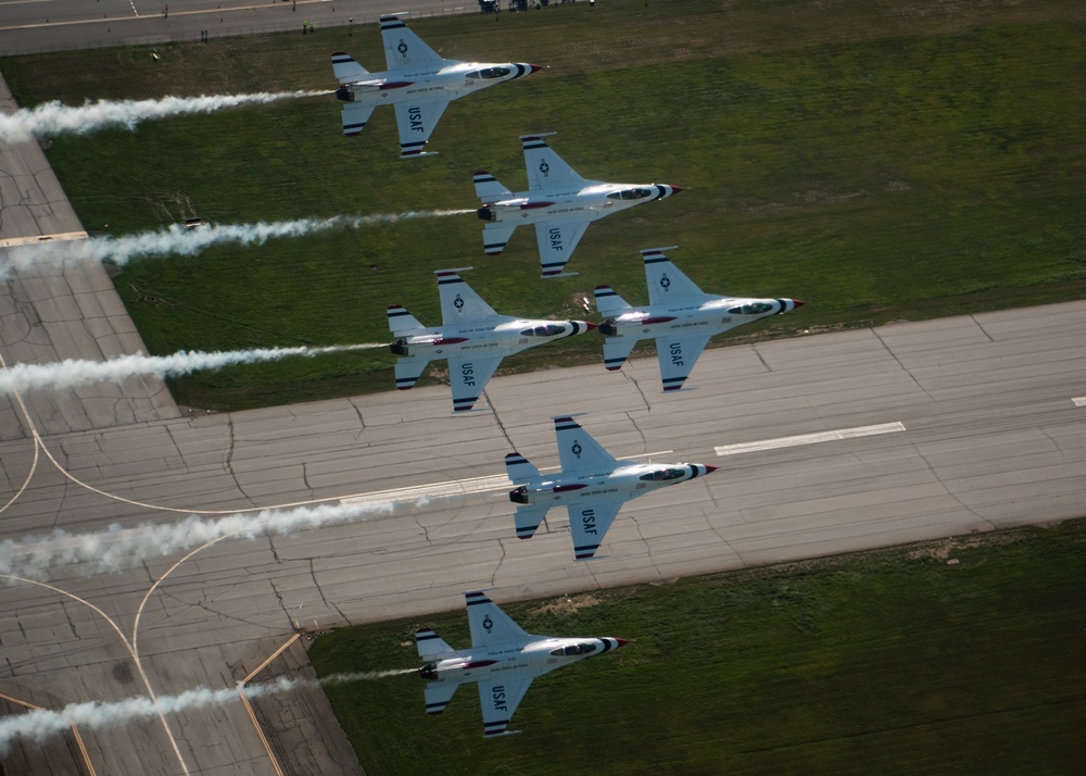 Thunderbirds rock Airshow London