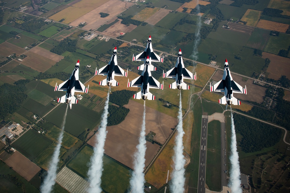 Thunderbirds rock Airshow London